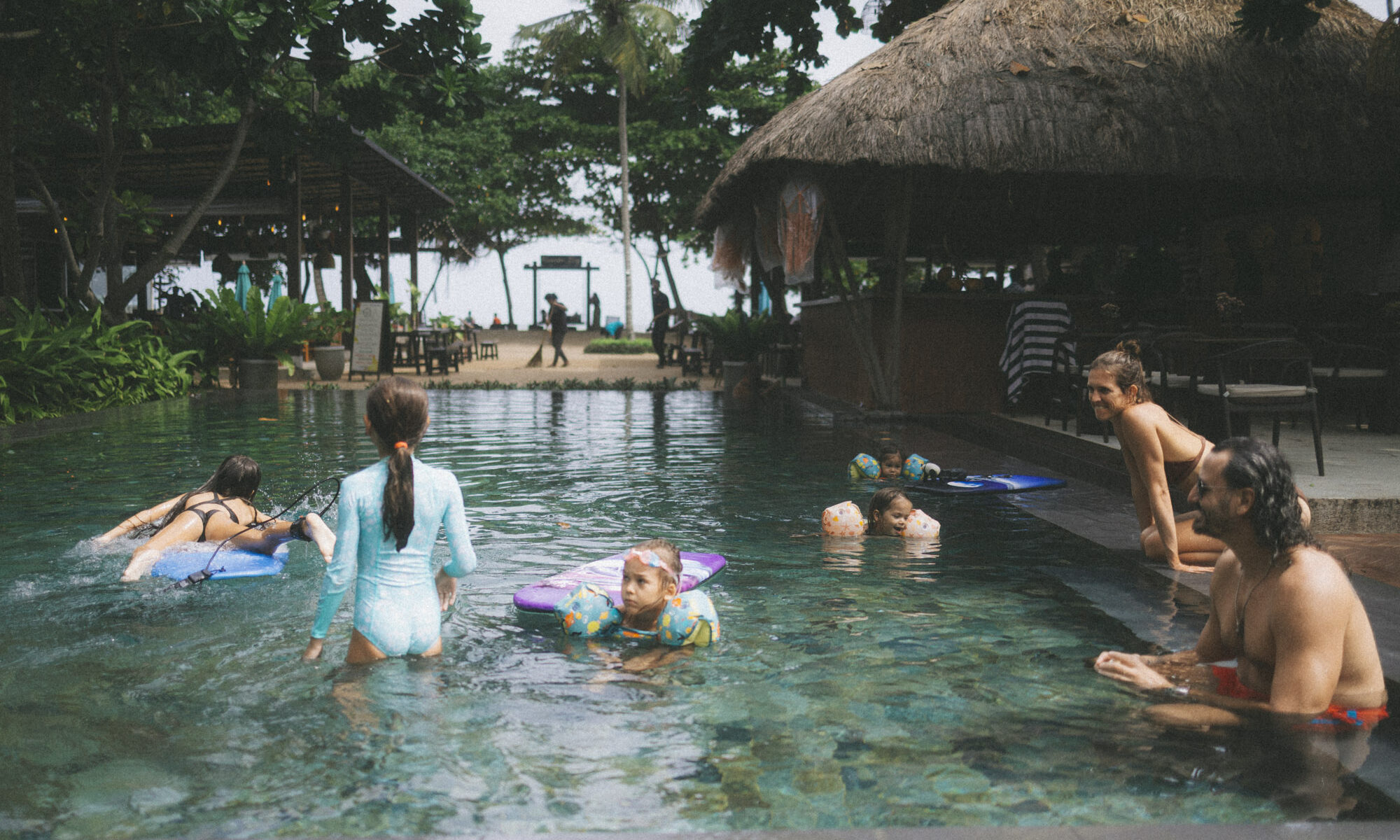 A kids‘ pool, beanbags in the shade, surfing on the beach, 18 holes of mini golf, four restaurants and an ice cream stand that saved the afternoon.